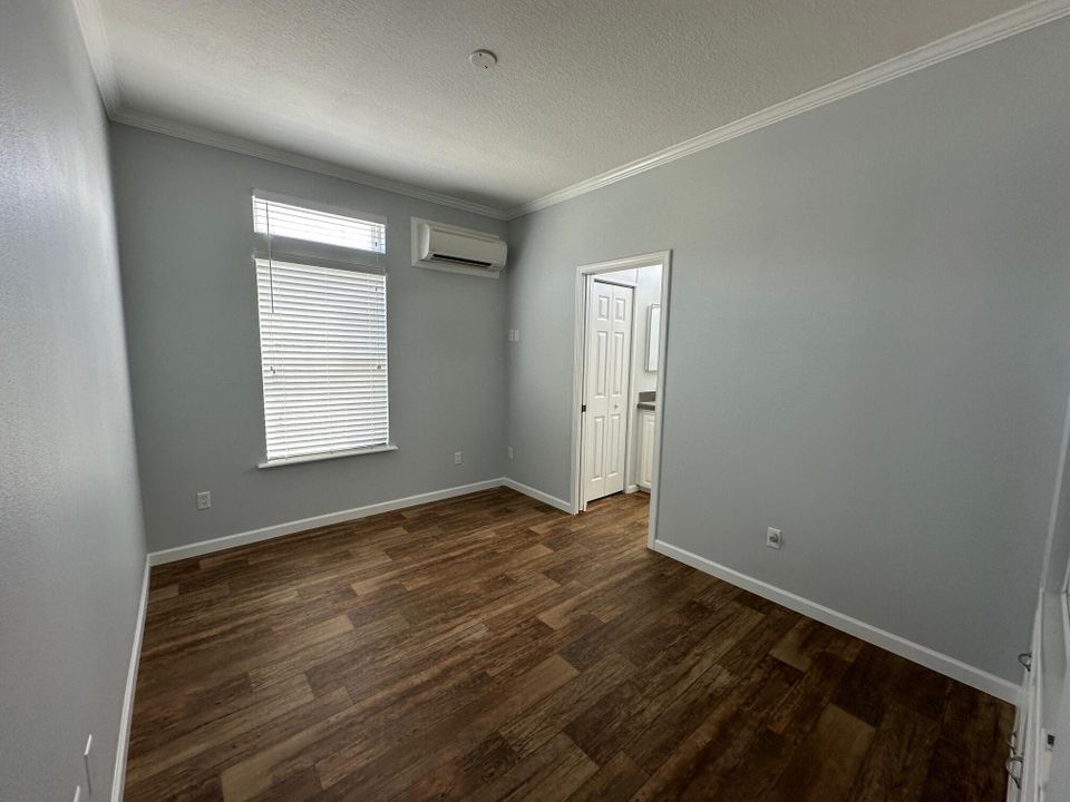 For Sale: $319,900 (2 beds, 2 baths, 915 Square Feet)