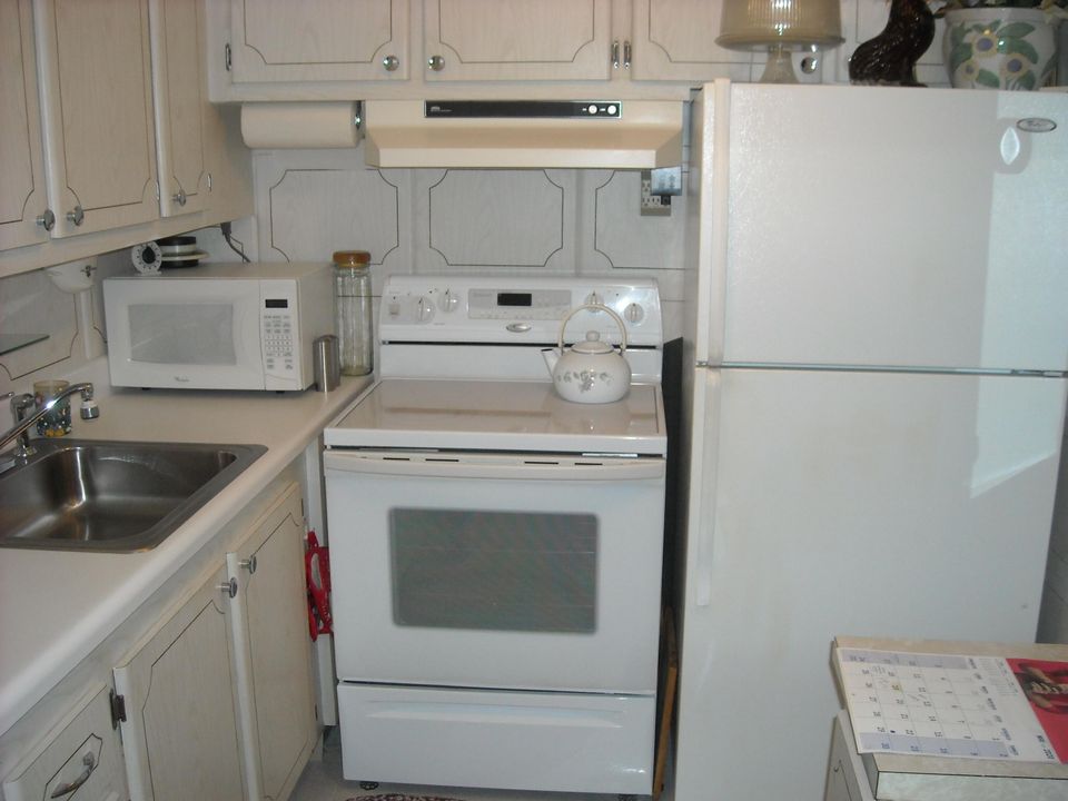 For Sale: $95,000 (1 beds, 1 baths, 615 Square Feet)