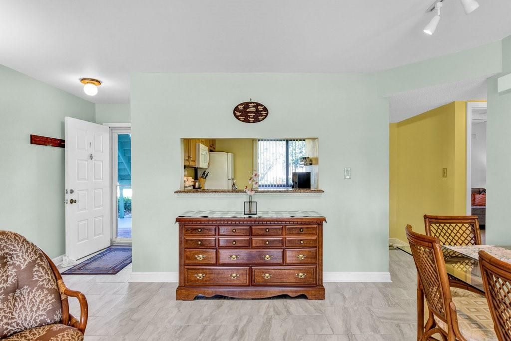 Active With Contract: $249,900 (2 beds, 2 baths, 1080 Square Feet)