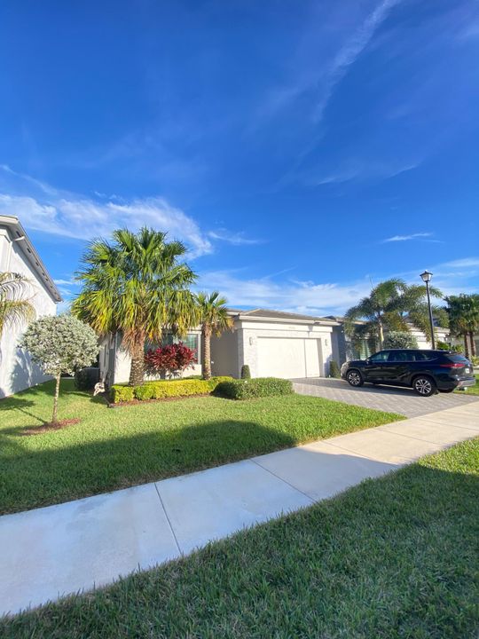 Active With Contract: $9,000 (3 beds, 4 baths, 2318 Square Feet)