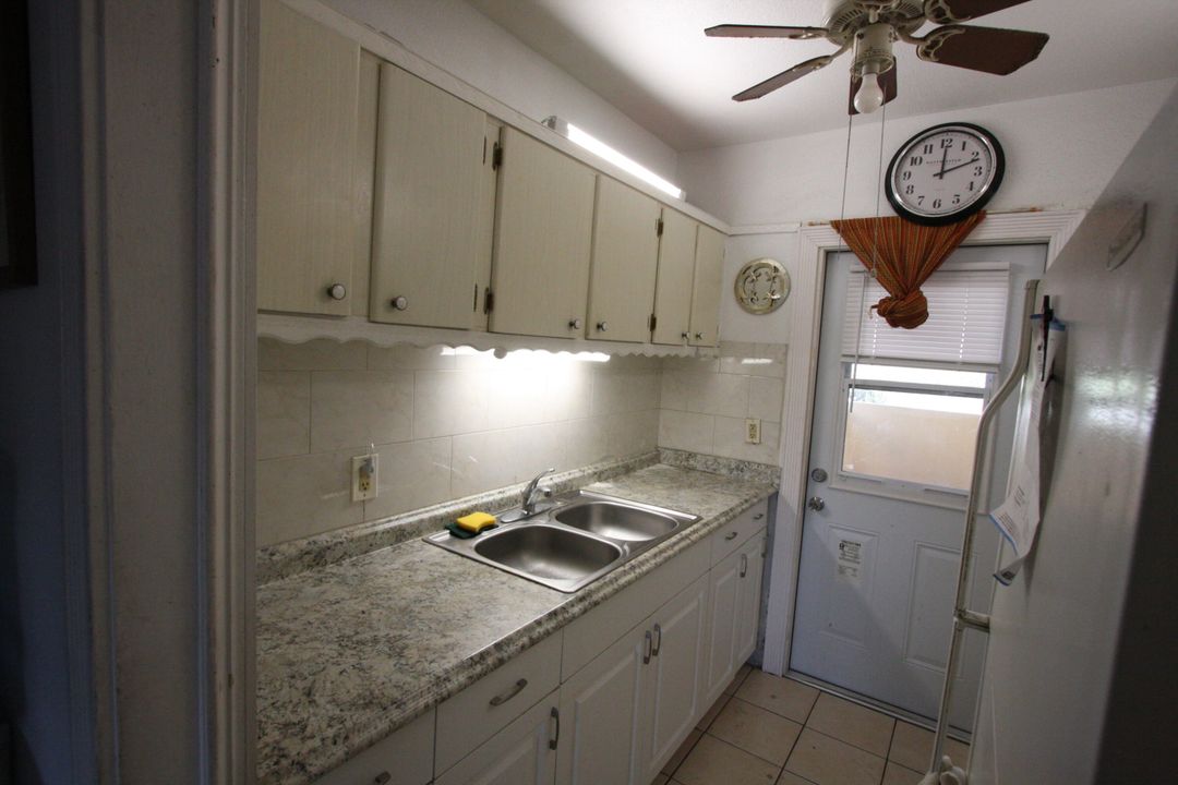 Active With Contract: $135,000 (1 beds, 1 baths, 640 Square Feet)