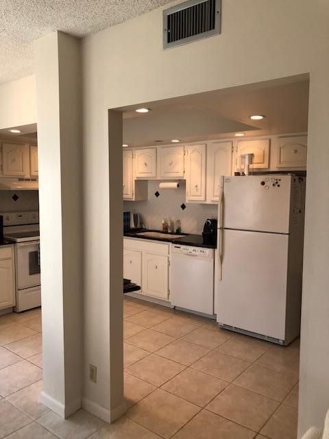 Active With Contract: $4,250 (2 beds, 2 baths, 1255 Square Feet)