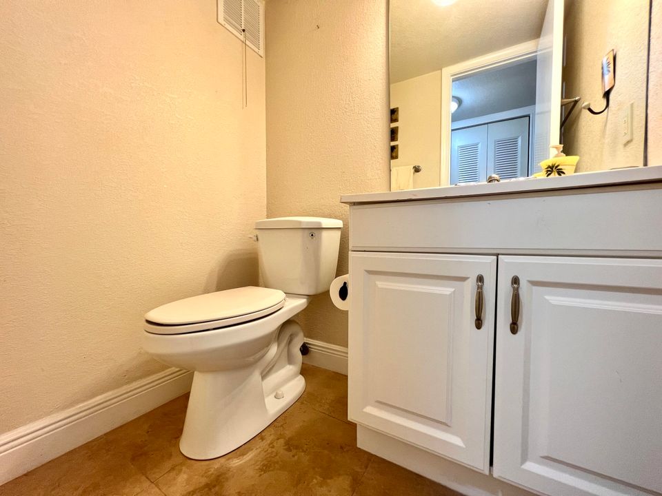 For Sale: $99,900 (1 beds, 1 baths, 684 Square Feet)
