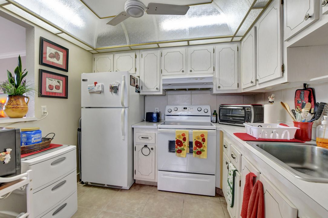 For Sale: $109,000 (1 beds, 1 baths, 726 Square Feet)