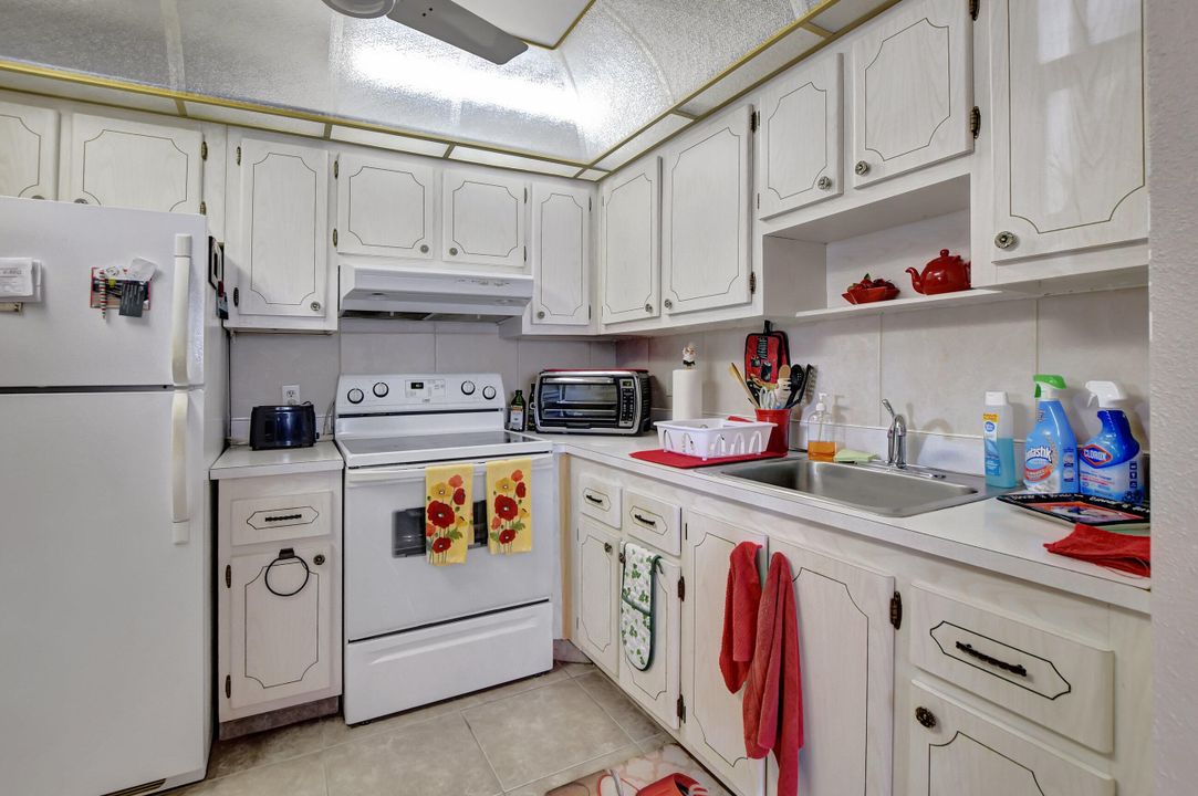 For Sale: $109,000 (1 beds, 1 baths, 726 Square Feet)
