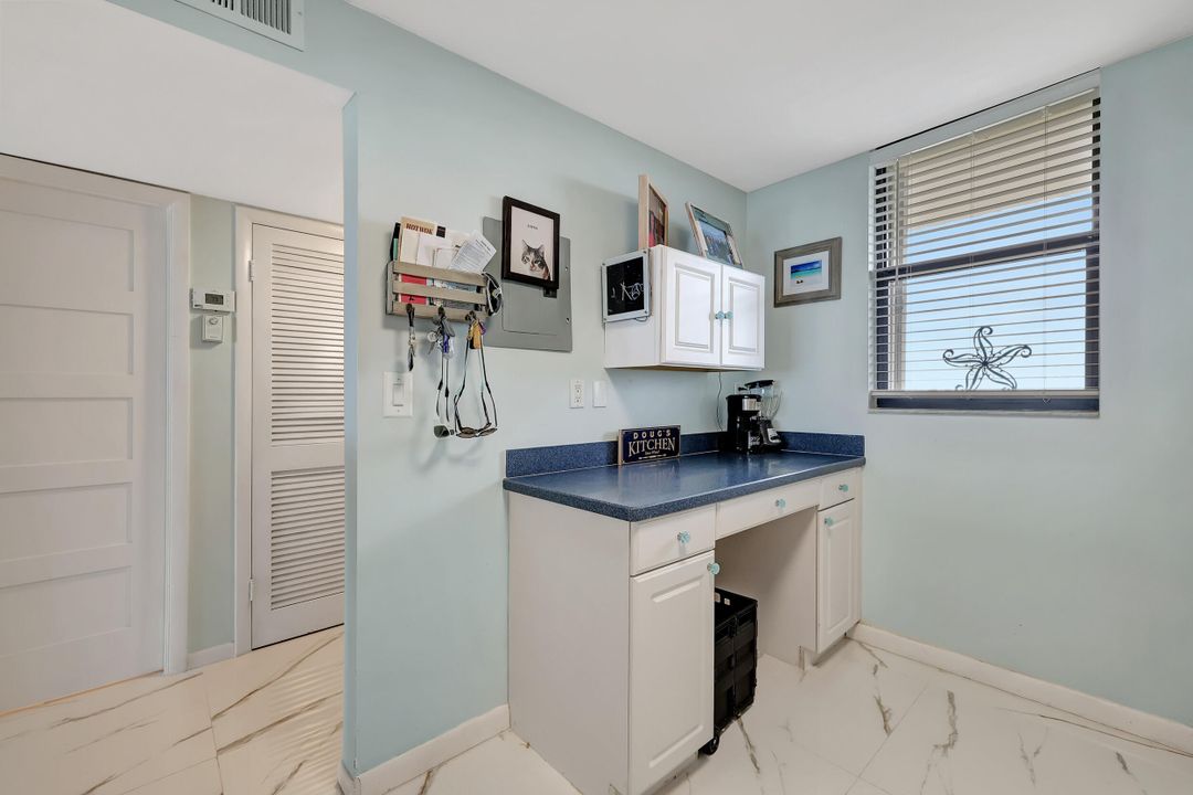 Active With Contract: $399,000 (1 beds, 1 baths, 899 Square Feet)