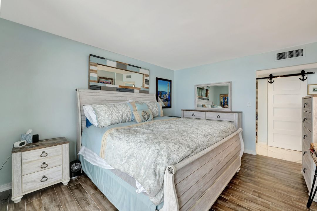 Active With Contract: $399,000 (1 beds, 1 baths, 899 Square Feet)
