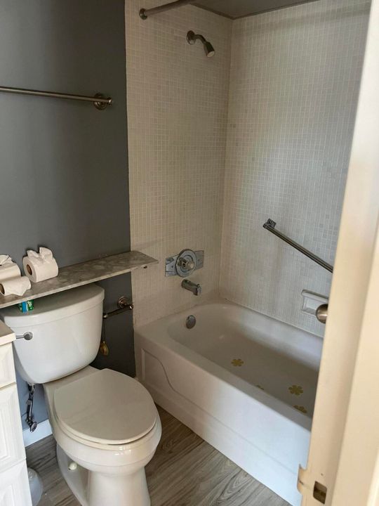 Active With Contract: $74,500 (1 beds, 1 baths, 726 Square Feet)