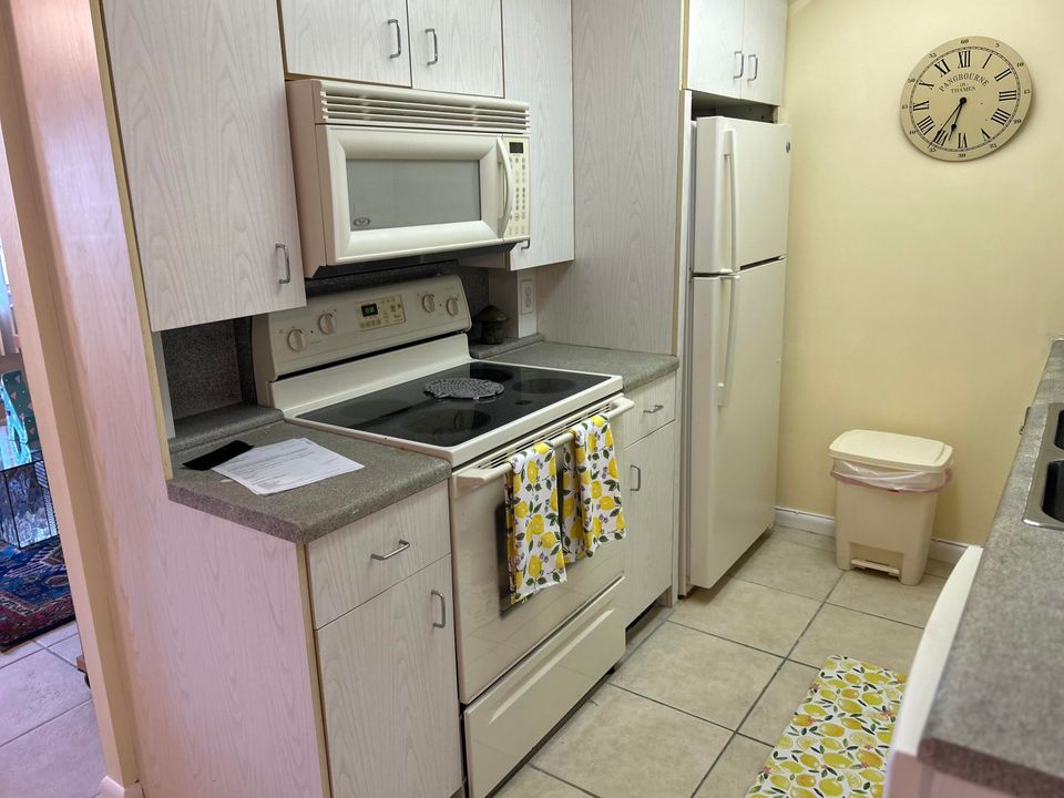 For Sale: $124,500 (1 beds, 1 baths, 751 Square Feet)