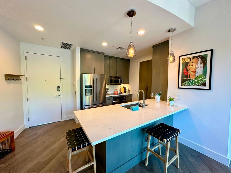 Active With Contract: $6,000 (1 beds, 1 baths, 953 Square Feet)