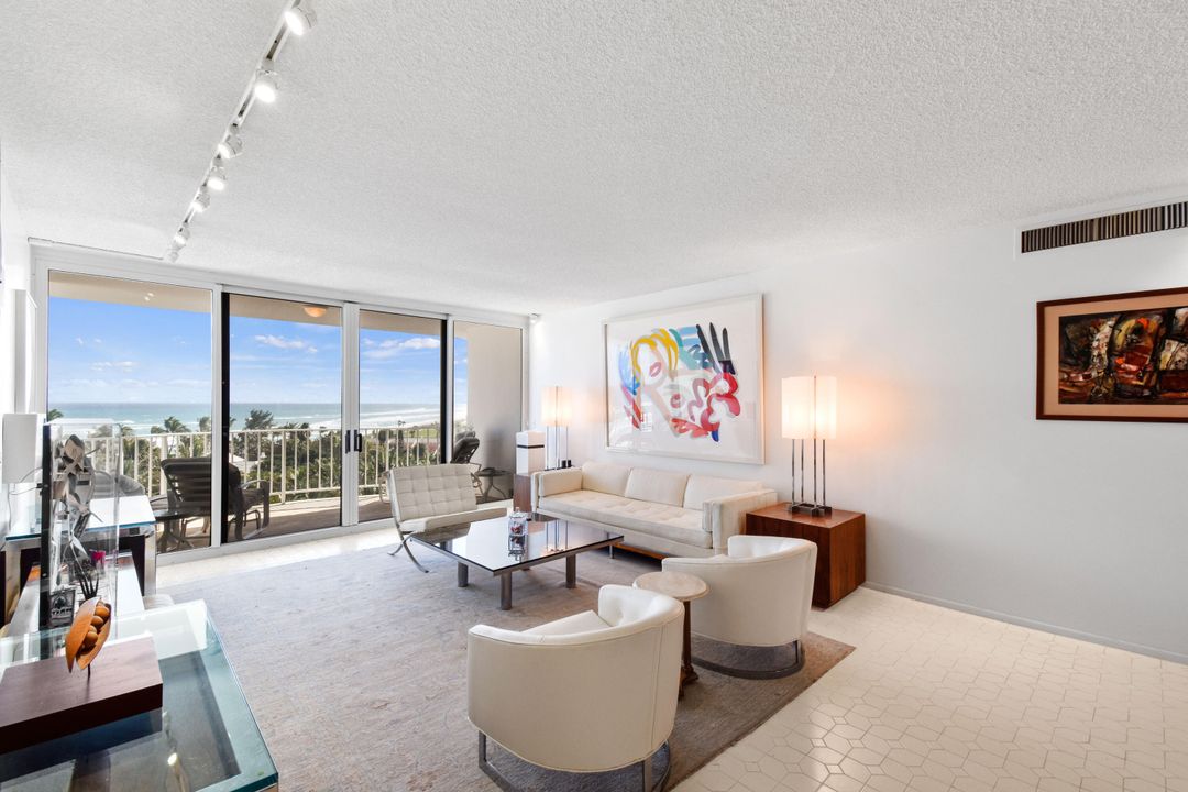 Active With Contract: $1,250,000 (2 beds, 2 baths, 1559 Square Feet)
