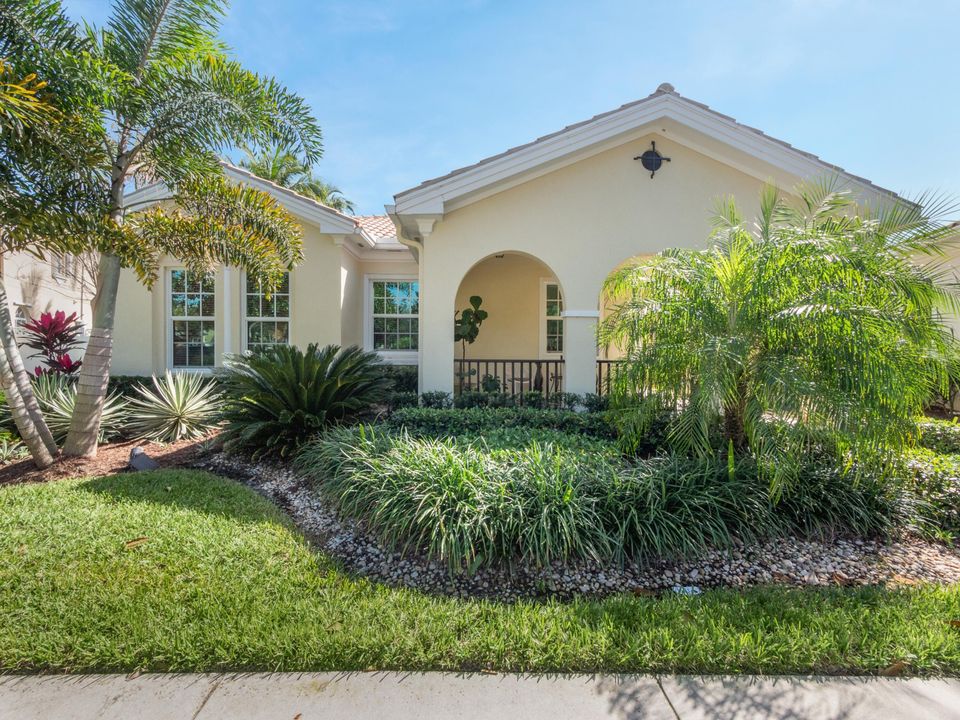 Active With Contract: $979,000 (3 beds, 2 baths, 1777 Square Feet)