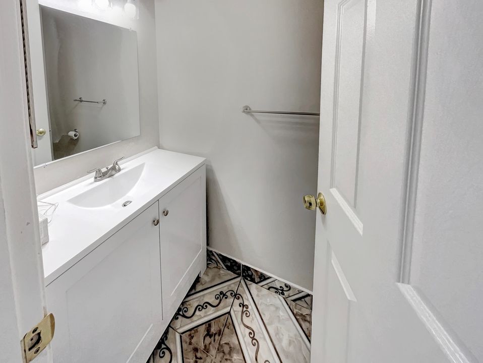 Active With Contract: $333,000 (3 beds, 2 baths, 1396 Square Feet)