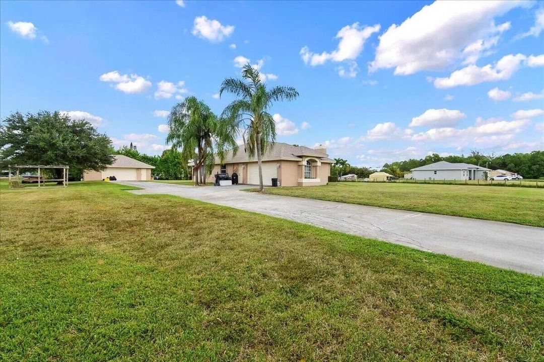 Active With Contract: $3,980 (3 beds, 2 baths, 1957 Square Feet)