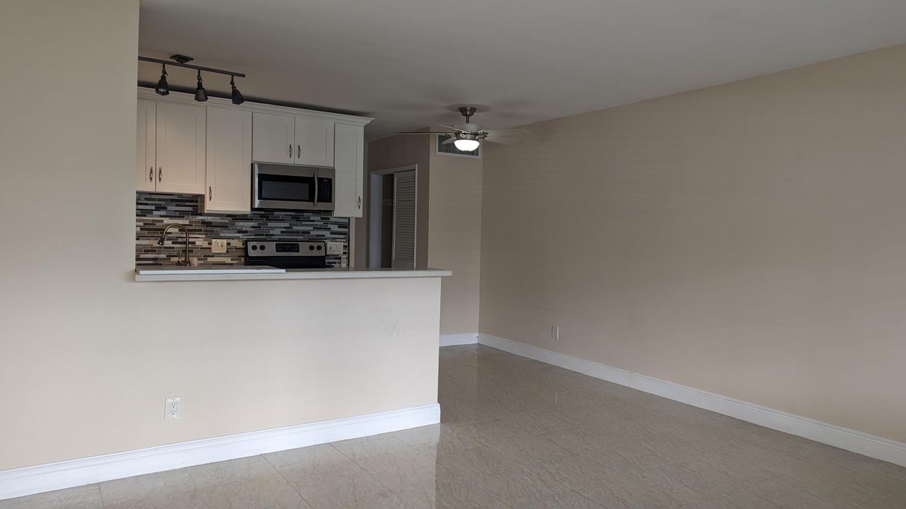 Active With Contract: $159,900 (1 beds, 1 baths, 650 Square Feet)