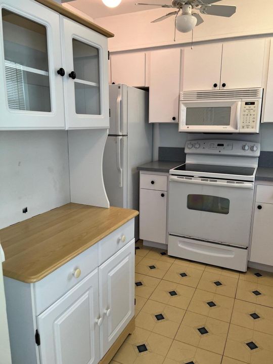 For Sale: $195,000 (2 beds, 1 baths, 910 Square Feet)