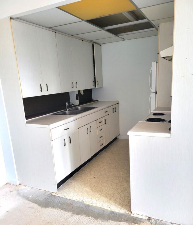 For Sale: $82,000 (1 beds, 1 baths, 738 Square Feet)