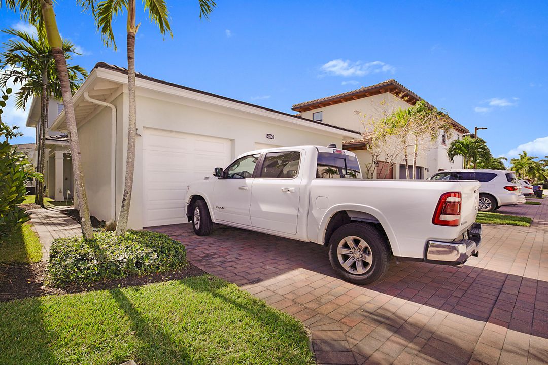 Active With Contract: $1,250,000 (3 beds, 3 baths, 2984 Square Feet)