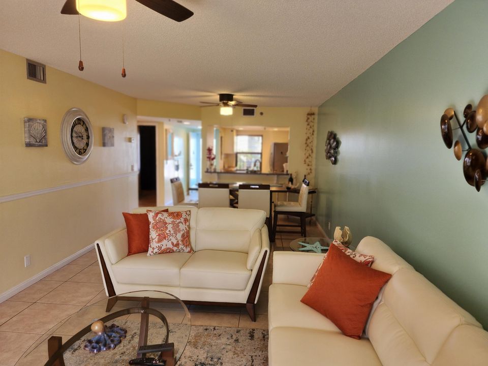 For Sale: $340,000 (2 beds, 2 baths, 1100 Square Feet)