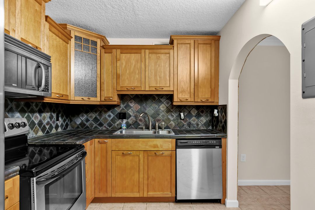 Active With Contract: $184,500 (1 beds, 1 baths, 940 Square Feet)