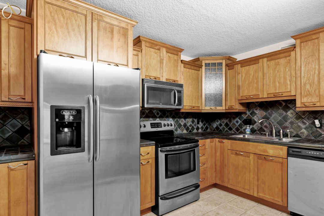 Active With Contract: $184,500 (1 beds, 1 baths, 940 Square Feet)