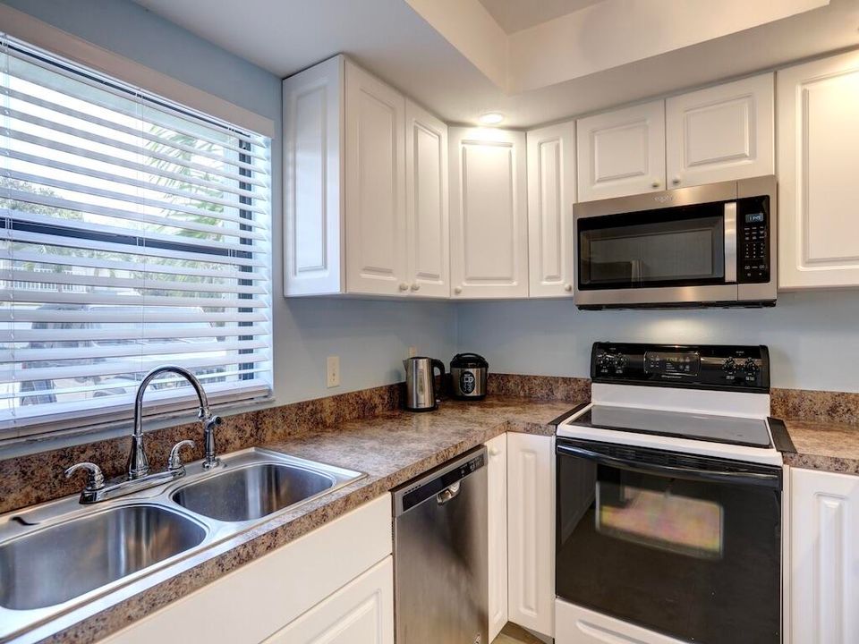 For Sale: $389,900 (2 beds, 2 baths, 1244 Square Feet)