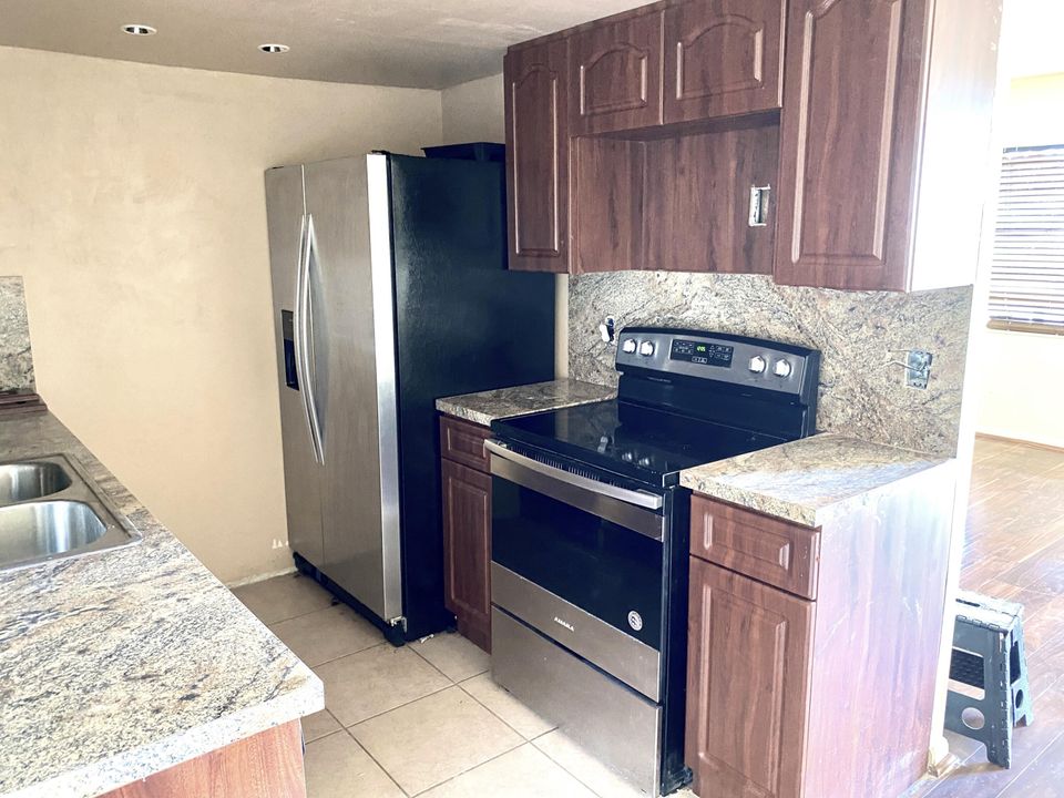 For Sale: $129,000 (1 beds, 1 baths, 700 Square Feet)