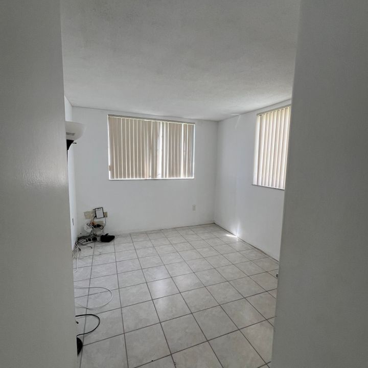 For Sale: $255,000 (2 beds, 1 baths, 965 Square Feet)