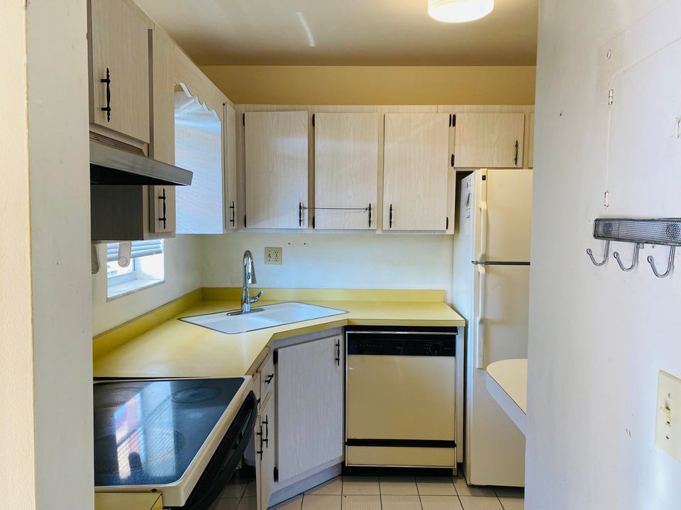 For Sale: $88,000 (1 beds, 1 baths, 699 Square Feet)