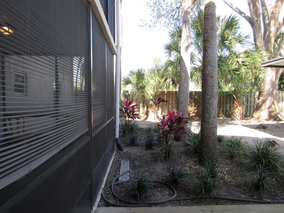 Active With Contract: $197,500 (2 beds, 2 baths, 1092 Square Feet)