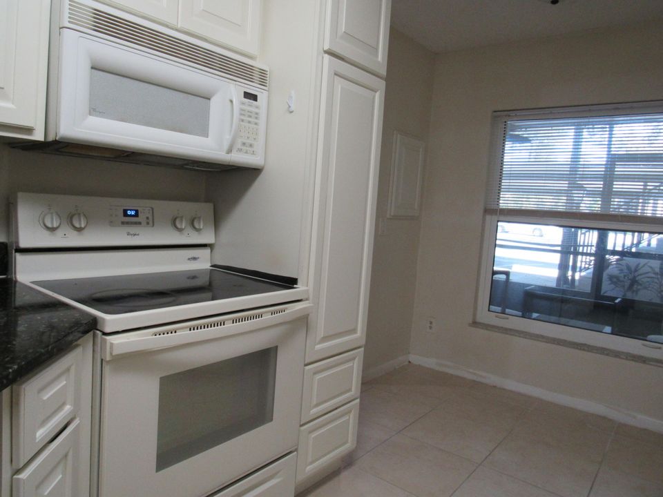 Active With Contract: $197,500 (2 beds, 2 baths, 1092 Square Feet)