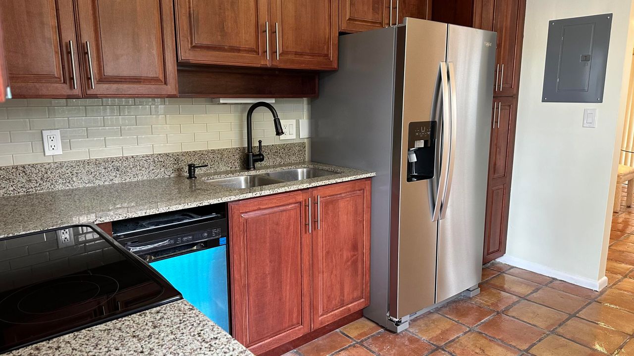 For Sale: $389,900 (1 beds, 1 baths, 729 Square Feet)