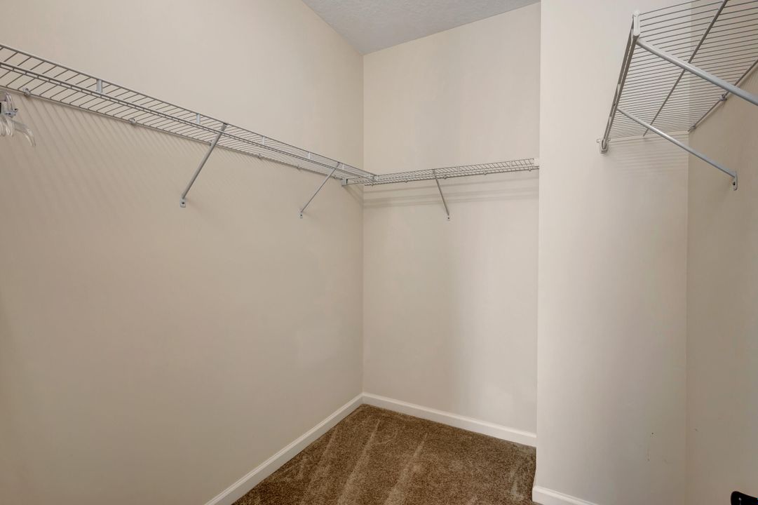 For Sale: $140,000 (1 beds, 1 baths, 704 Square Feet)