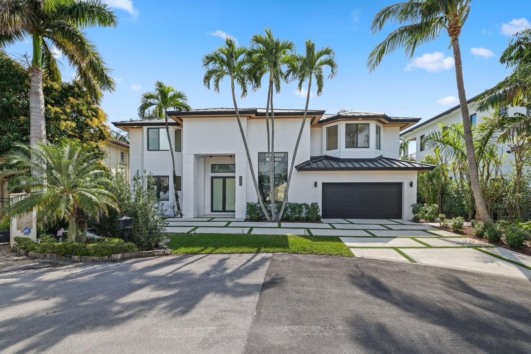 Recently Sold: $3,800,000 (5 beds, 4 baths, 4084 Square Feet)