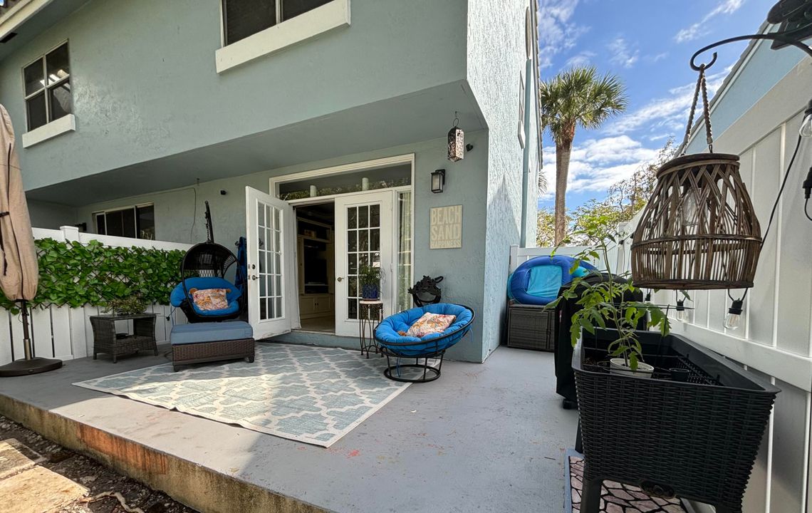 For Sale: $439,000 (2 beds, 2 baths, 1024 Square Feet)