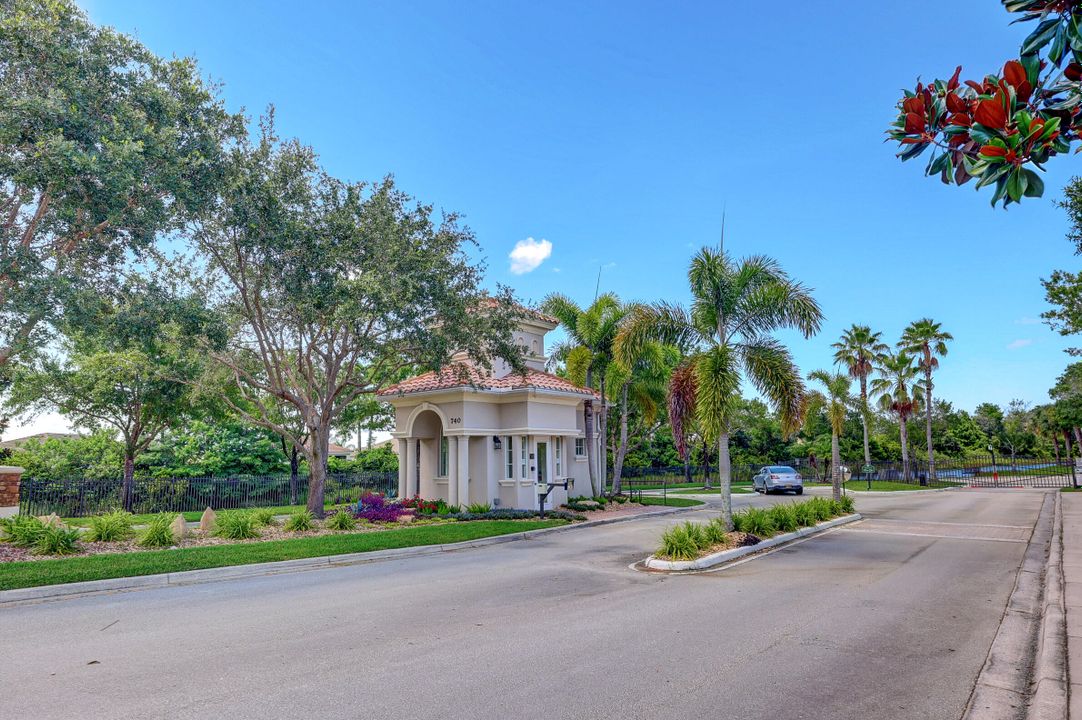 Active With Contract: $370,000 (3 beds, 2 baths, 1704 Square Feet)