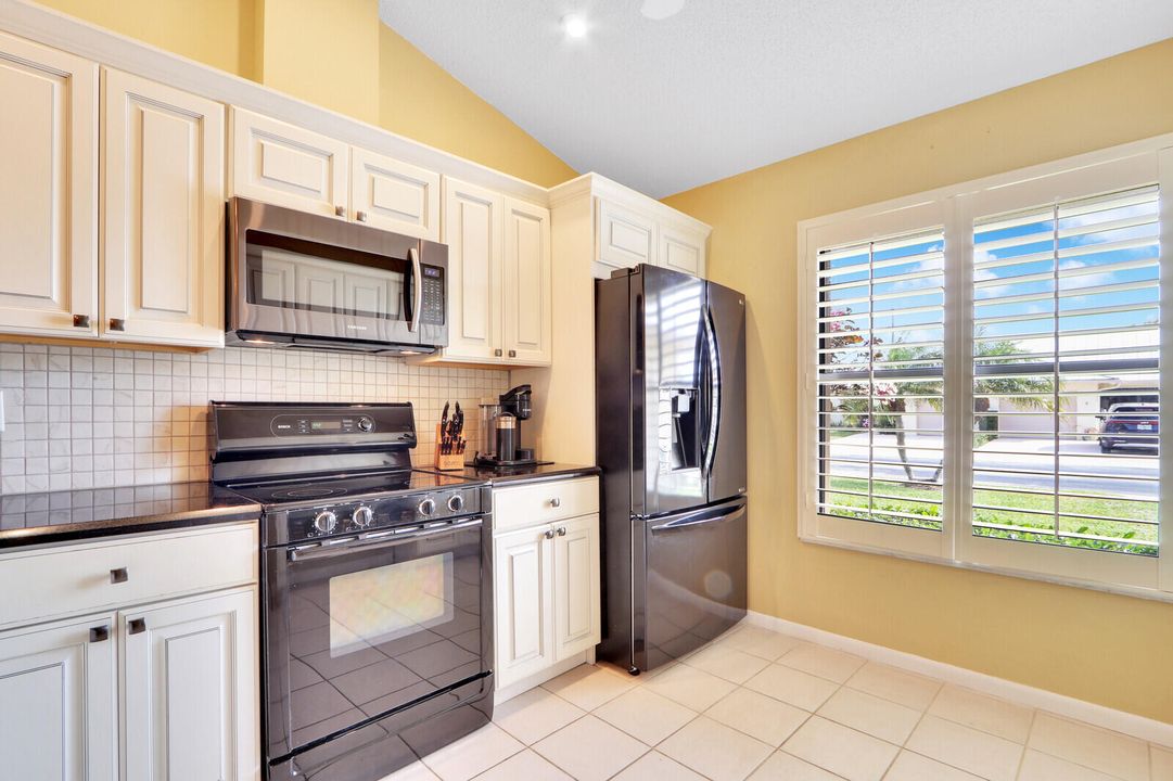 Active With Contract: $369,900 (2 beds, 2 baths, 1306 Square Feet)