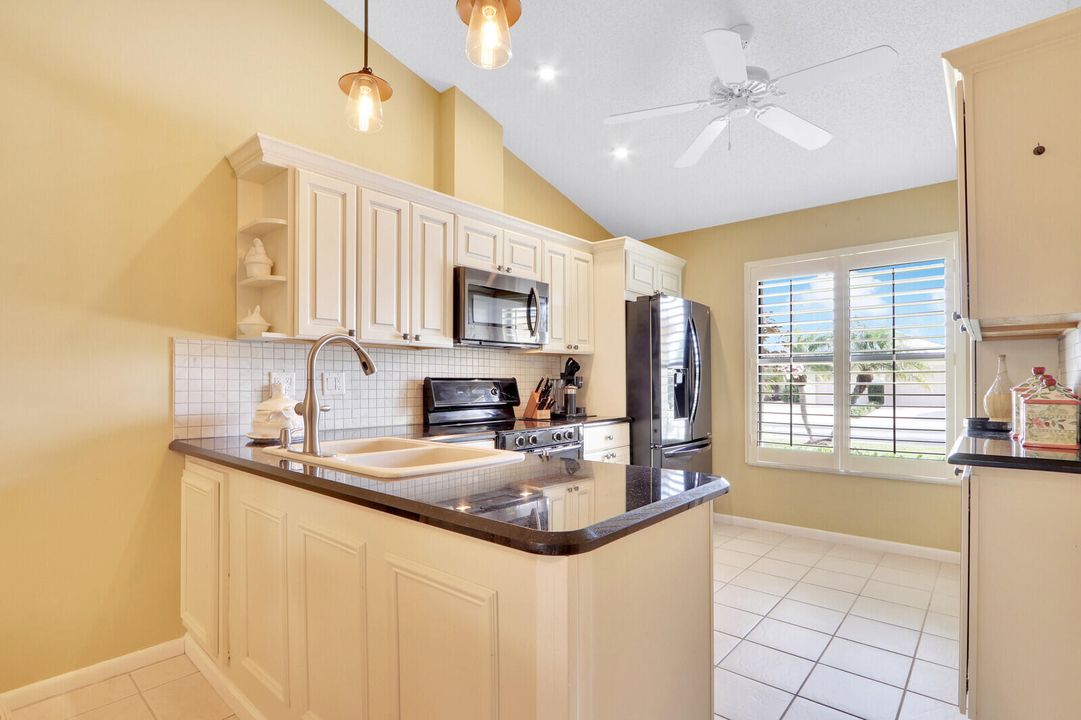 Active With Contract: $369,900 (2 beds, 2 baths, 1306 Square Feet)