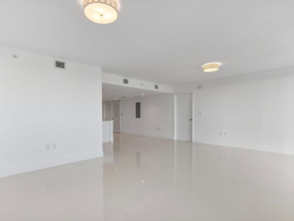 For Sale: $1,100,000 (2 beds, 3 baths, 1532 Square Feet)