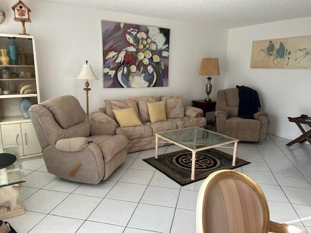 For Sale: $149,000 (2 beds, 1 baths, 861 Square Feet)