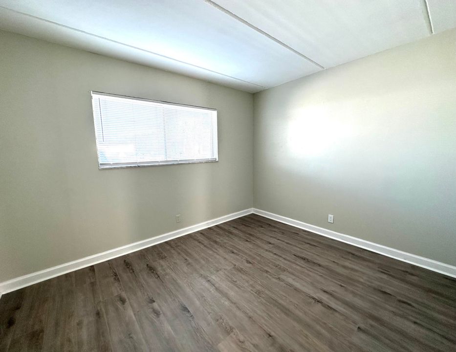 Active With Contract: $163,000 (2 beds, 1 baths, 825 Square Feet)