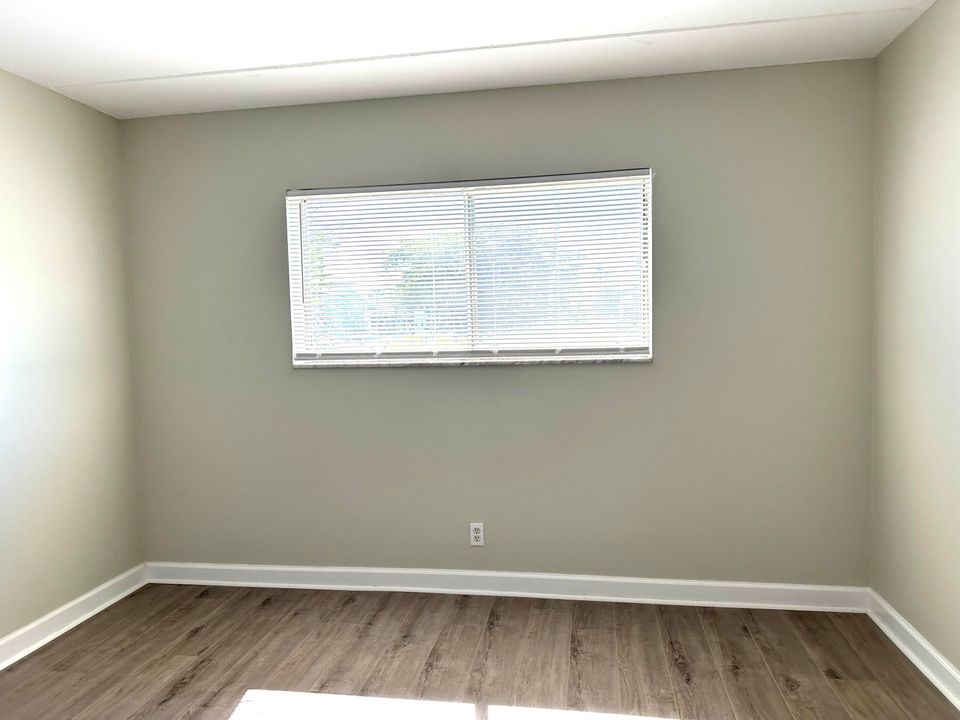 Active With Contract: $163,000 (2 beds, 1 baths, 825 Square Feet)