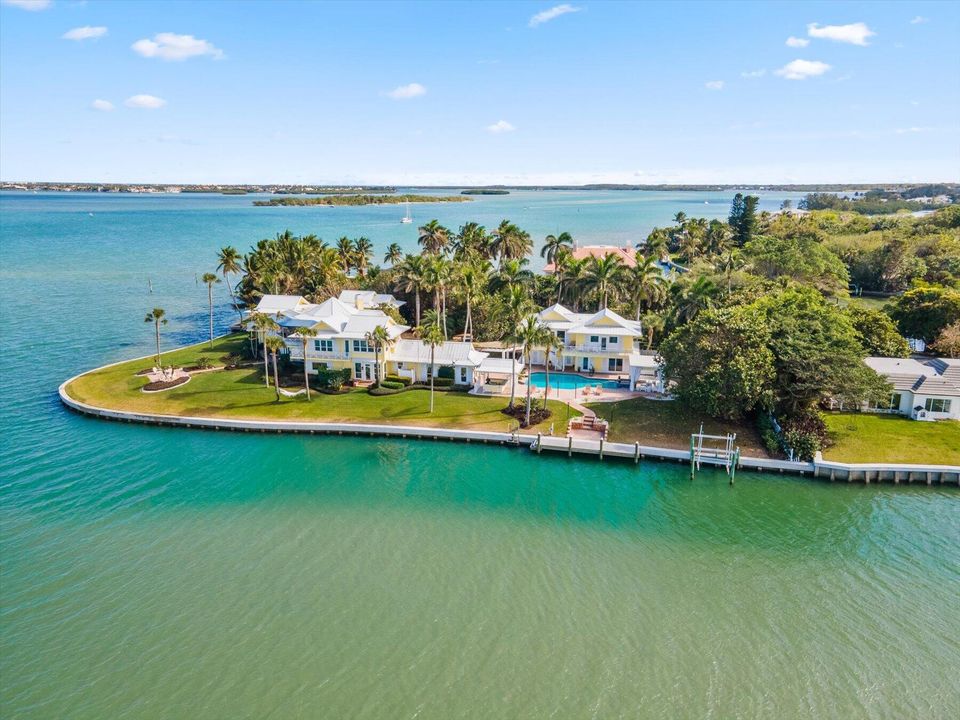 Recently Sold: $7,900,000 (5 beds, 4 baths, 7326 Square Feet)