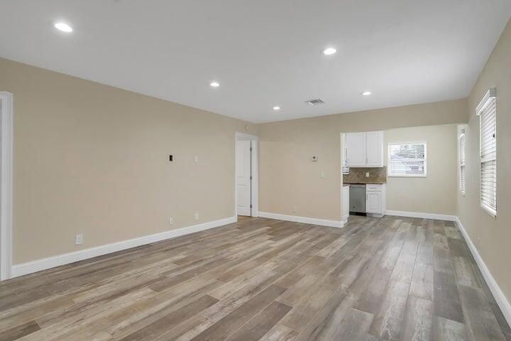 Active With Contract: $2,500 (2 beds, 2 baths, 1000 Square Feet)