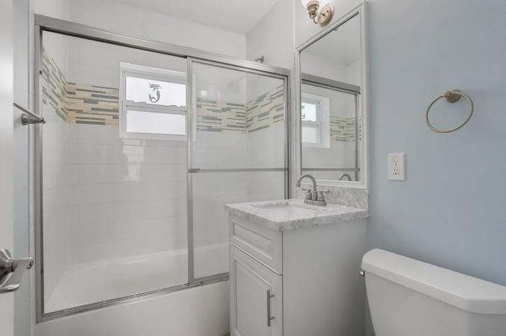 Active With Contract: $2,500 (2 beds, 2 baths, 1000 Square Feet)