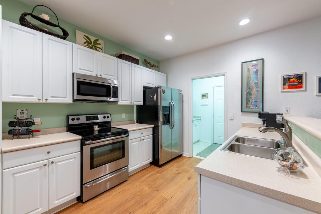 Active With Contract: $269,900 (2 beds, 2 baths, 1330 Square Feet)