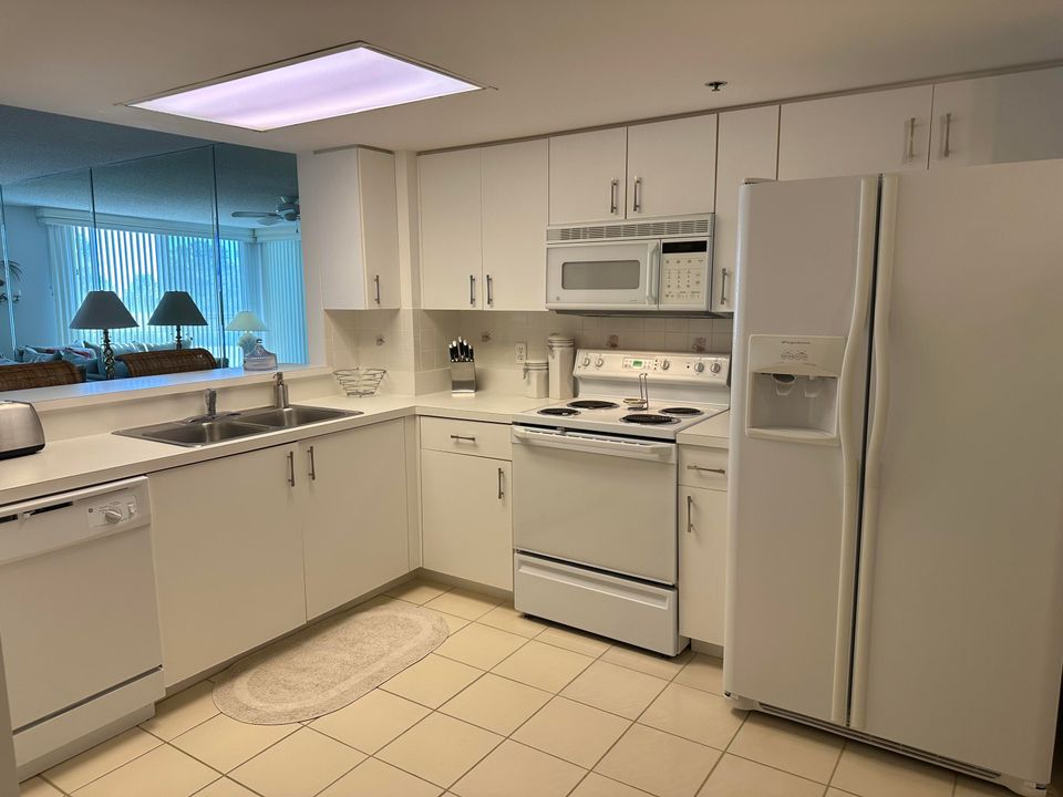 Active With Contract: $2,400 (2 beds, 2 baths, 1174 Square Feet)