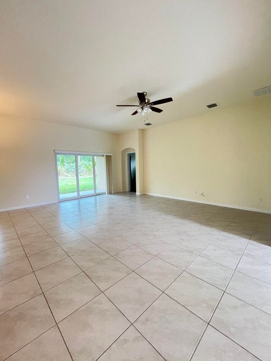 Active With Contract: $2,600 (3 beds, 3 baths, 2190 Square Feet)