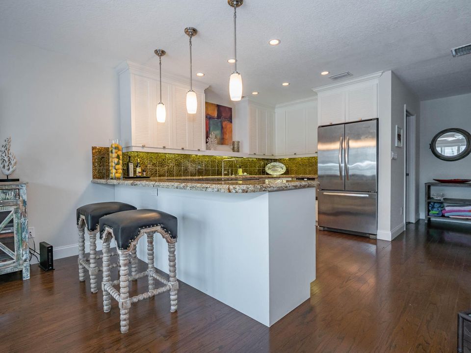 Active With Contract: $2,500 (2 beds, 2 baths, 1376 Square Feet)