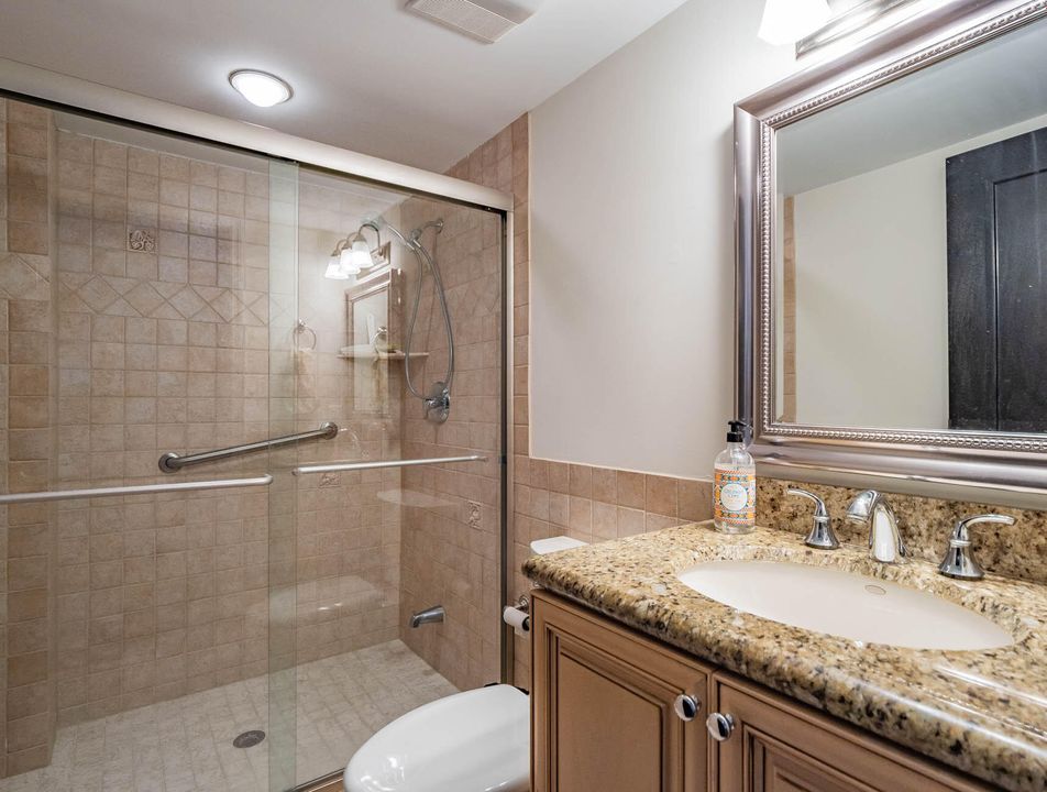 Active With Contract: $2,500 (2 beds, 2 baths, 1376 Square Feet)
